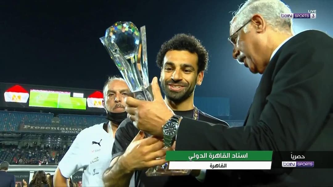 تفتكر درع تكريم محمد صلاح قبل مباراة غينيا بكام؟
