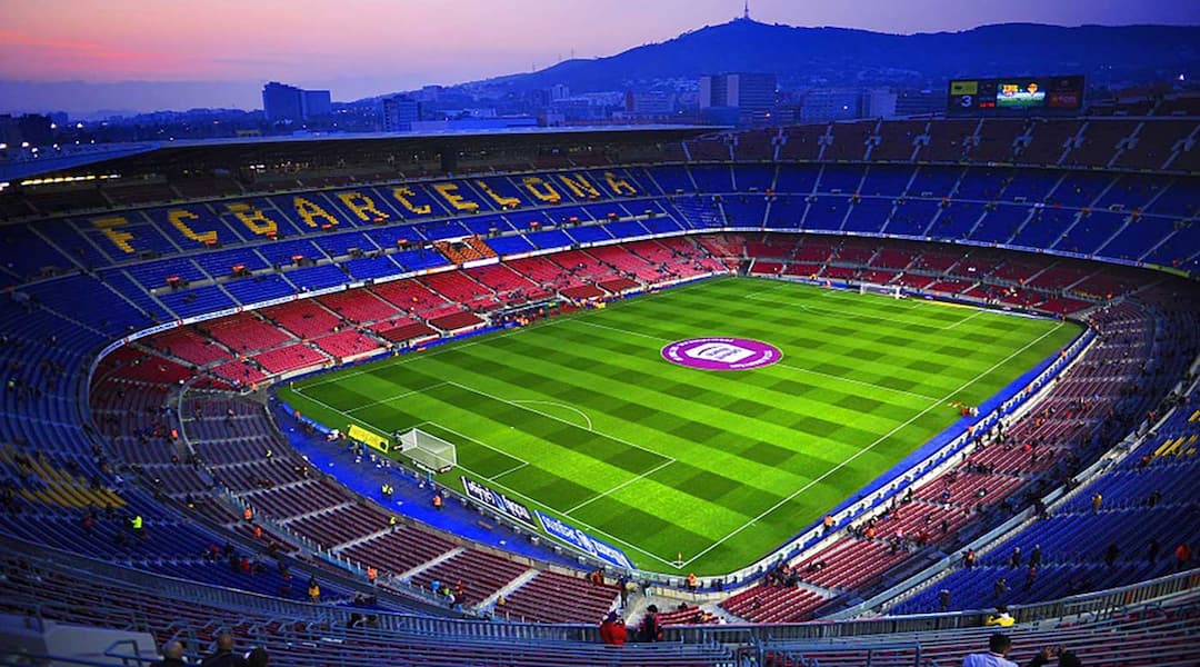 تعمل فرحك على ملعب برشلونة "كامب نو" بكام؟