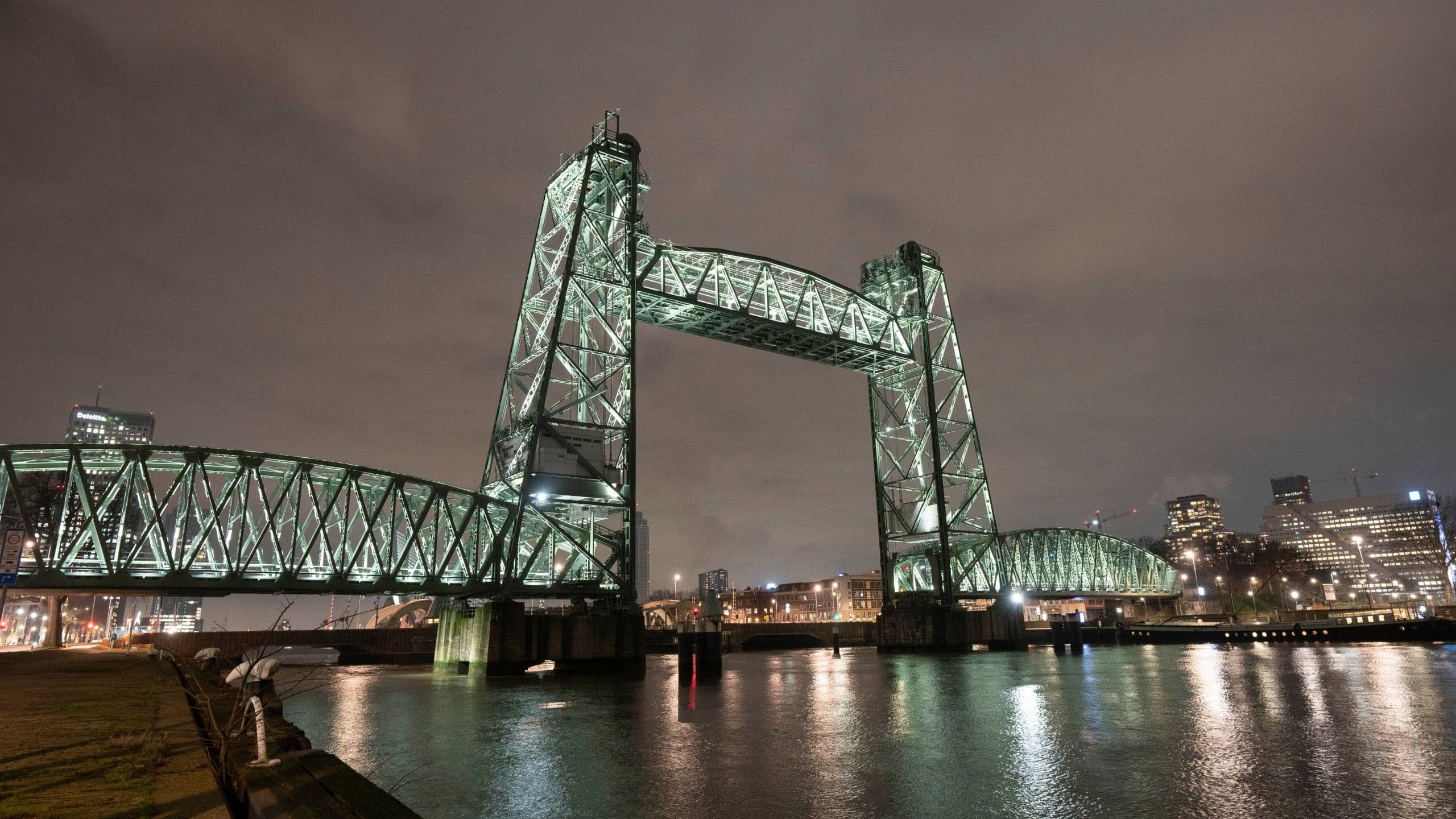 يخت "جيف بيزوس" الجديد هيغير في جسر روتردام التاريخي