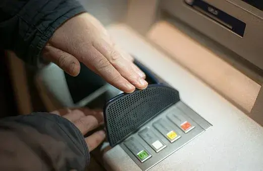 5 خطوات تعملها لو ماكينة الـ ATM سحبت الفلوس