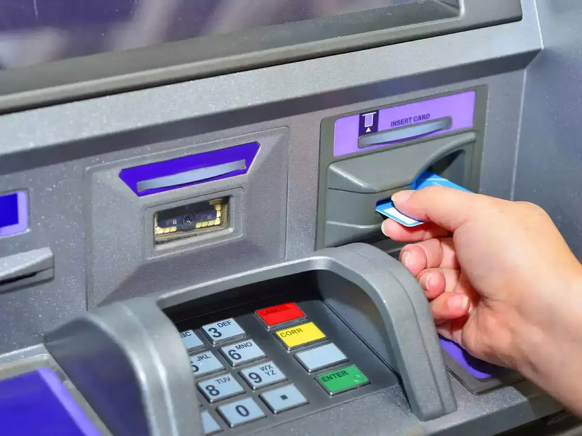 ايه أعلى بنك في رسوم السحب لغير العملاء من الـ ATM؟